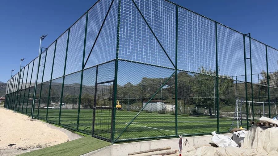 Suni çim futbol sahası